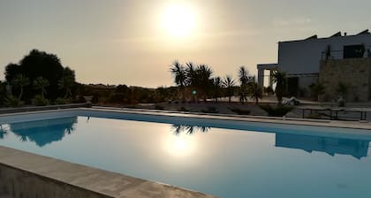 Villa premium de 3 dormitorios en una granja de 3 acres con piscina y vista al mar
