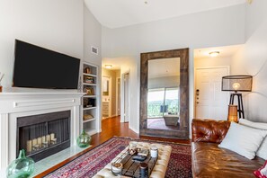 Smart-TV, Kamin, Videospielkonsole, Bücher