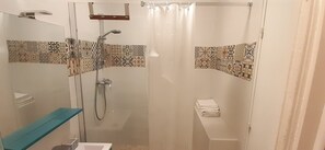シャワー、ヘアドライヤー、タオル、石鹸