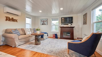 Smart TV, fireplace, music library, stereo