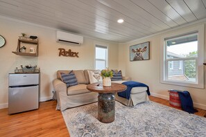 TV connectée, cheminée, médiathèque, chaîne hi-fi