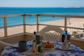 Outdoor dining - Sunset Victoria Beach - 1st line beach (Cádiz)