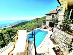 Sesongbasert utendørsbasseng, bassengparasoller og solsenger