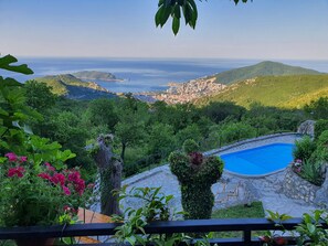 季節性室外游泳池，提供泳池遮陽傘和日光浴躺椅