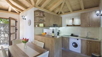 Appartamento panoramico | Con stile personalizzato, con arredamento individuale, una scrivania