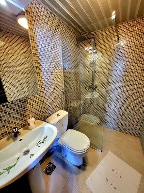 Villa | Bad | Dusj, toalettartikler (inkludert), hårføner og badekåper