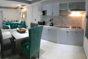 Réfrigérateur, micro-ondes, four, plaque de cuisson