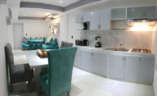 Réfrigérateur, micro-ondes, four, plaque de cuisson