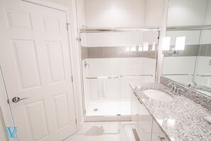 Combined shower/bathtub, hair dryer, towels, soap - [Special Offer] Kids-Friendly, Family-Friendly 3BD Deluxe Townhome 1603 (Clermont)