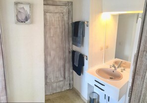 Haartrockner, Handtücher, Seife, Shampoo