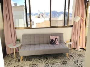 Una televisión, libros, un reproductor estéreo