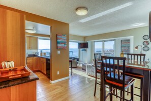 Dining - Bayview suite w/ great views, walk score of 100 & shared indoor pool & hot tub (Seattle)