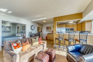 TV, DVD player - Bayview suite w/ great views, walk score of 100 & shared indoor pool & hot tub (Seattle)