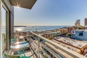 Property grounds - Bayview suite w/ great views, walk score of 100 & shared indoor pool & hot tub (Seattle)