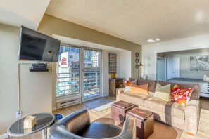 TV, DVD player - Bayview suite w/ great views, walk score of 100 & shared indoor pool & hot tub (Seattle)