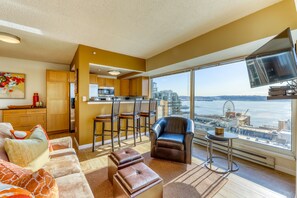 TV, DVD player - Bayview suite w/ great views, walk score of 100 & shared indoor pool & hot tub (Seattle)