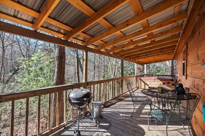Outdoor dining - Forever Mine | By Colonial Properties (Gatlinburg)
