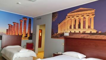 Camera tripla | Una cassaforte in camera, una scrivania, tende oscuranti