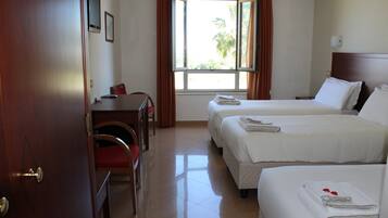 Dreibettzimmer | Zimmersafe, Schreibtisch, Verdunkelungsvorhänge, schallisolierte Zimmer