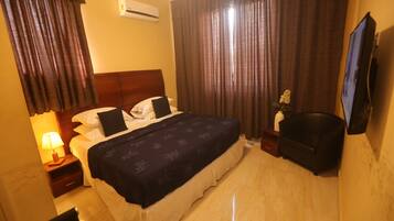 Deluxe Double Room, 1 Queen Bed | Premium bedding, individually furnished, desk, laptop workspace