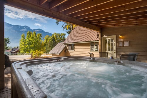 Lake & forest-view chalet with private hot tub - dog-friendly