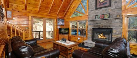 Una televisión de pantalla plana, una chimenea