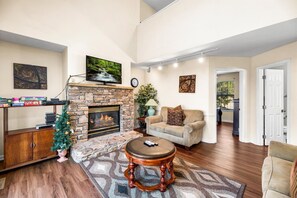 TV, fireplace - Cockadoodle House (Pigeon Forge)