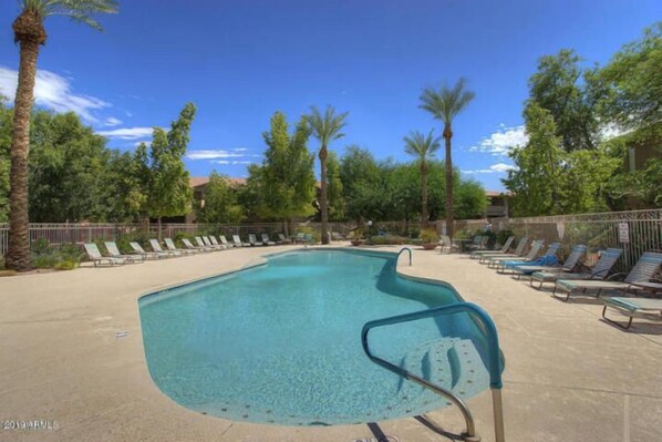 A heated pool - Spacious  Condo! 2 Master Suites! Close to Everything (Chandler)