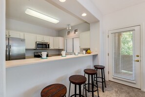 Een koelkast, een magnetron, een oven, een kookplaat