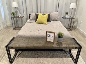 3 chambres, bureau, fer et planche à repasser, lit parapluie