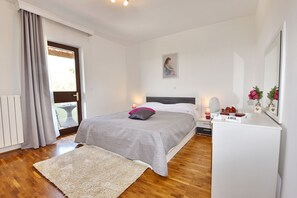 3 bedrooms, iron/ironing board, travel crib, free WiFi