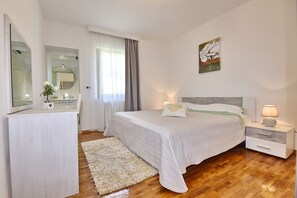 3 habitaciones, tabla de planchar con plancha y cuna de viaje 