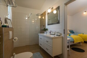 Dusche, Haartrockner, Handtücher