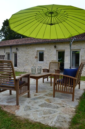 Terrace/patio - Charming Cottage for 10 people, private pool, enclosed garden (PLEUVILLE)