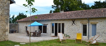 Charming Cottage for 10 people, private pool, enclosed garden