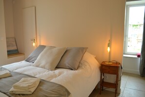 5 bedrooms, iron/ironing board, travel cot, free WiFi - Charming Cottage for 10 people, private pool, enclosed garden (PLEUVILLE)