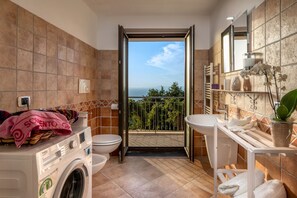 Badewanne, Haartrockner, Bidet, Handtücher