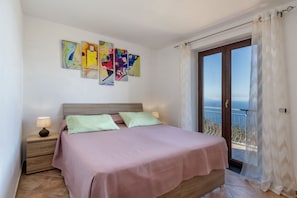 5 bedrooms, iron/ironing board, free WiFi, bed sheets