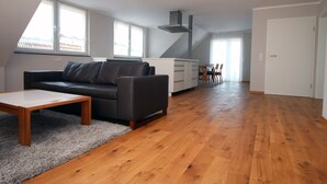 Un moderno loft con zona living, angolo cottura e spazio pranzo.