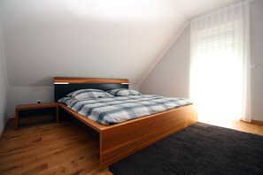2 Schlafzimmer, BĂŒgeleisen/BĂŒgelbrett, WLAN, BettwĂ€sche