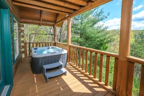 Outdoor spa tub - Livin the Dream (Gatlinburg)