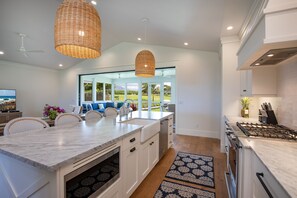 冷蔵庫、電子レンジ、オーブン、コンロ