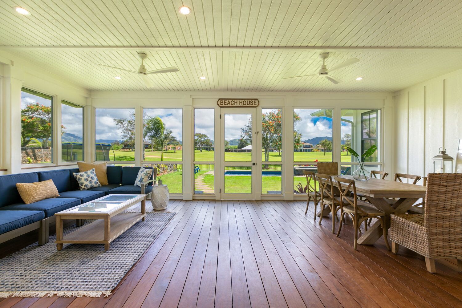 Flatscreentelevisie en een dvd-speler