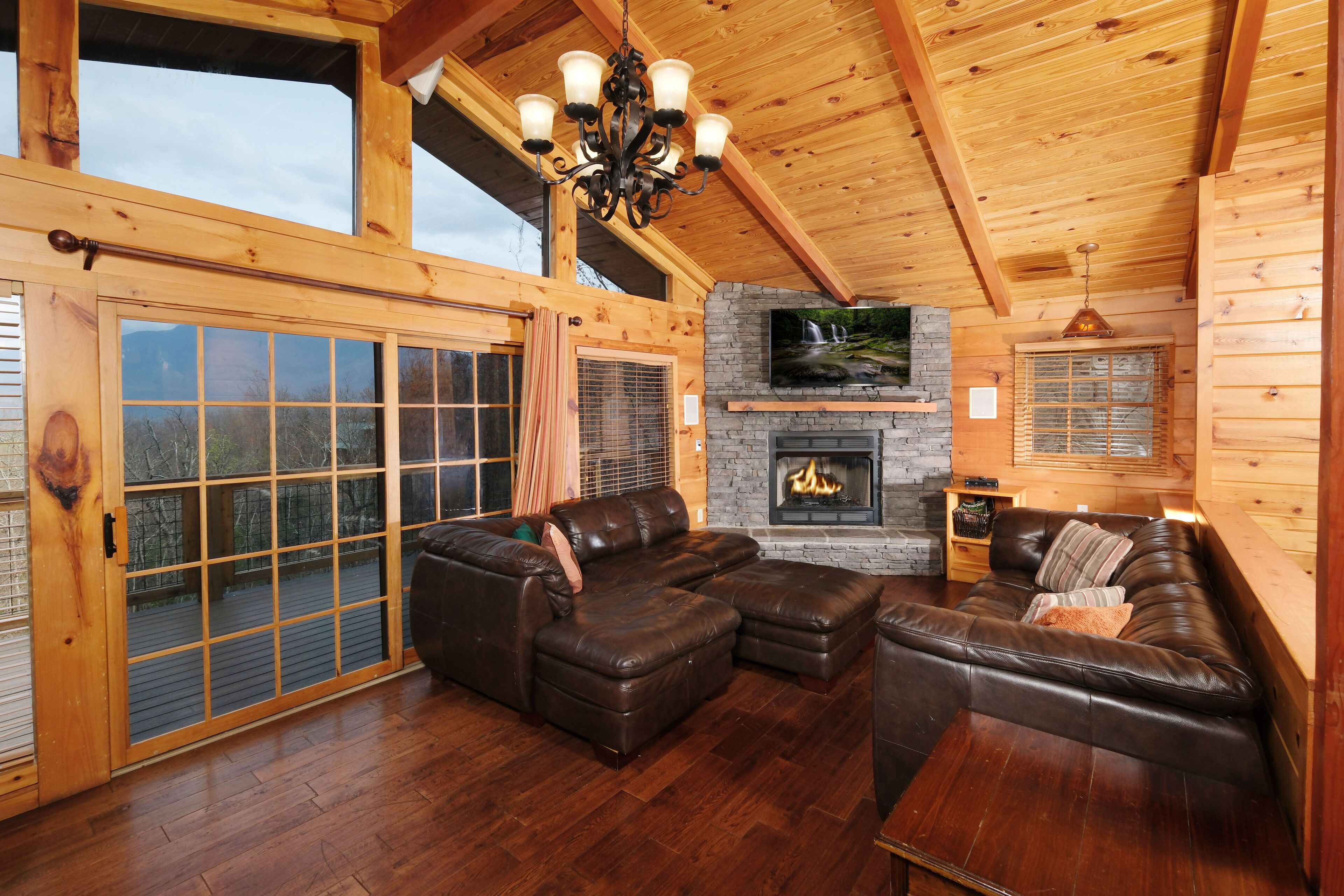 Smart-tv och eldstad