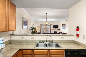 Fridge, microwave, oven, stovetop - Vacation Destination (Pigeon Forge)