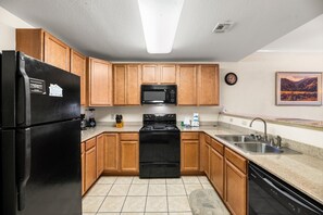 Geladeira, micro-ondas, fogão, cooktop
