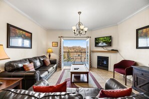 TV, fireplace - Vacation Destination (Pigeon Forge)