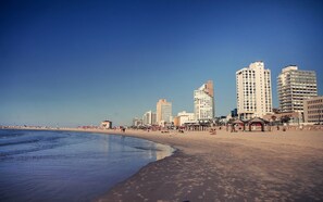 Beach nearby - Wom Allenby Pod Hotel (Tel Aviv)
