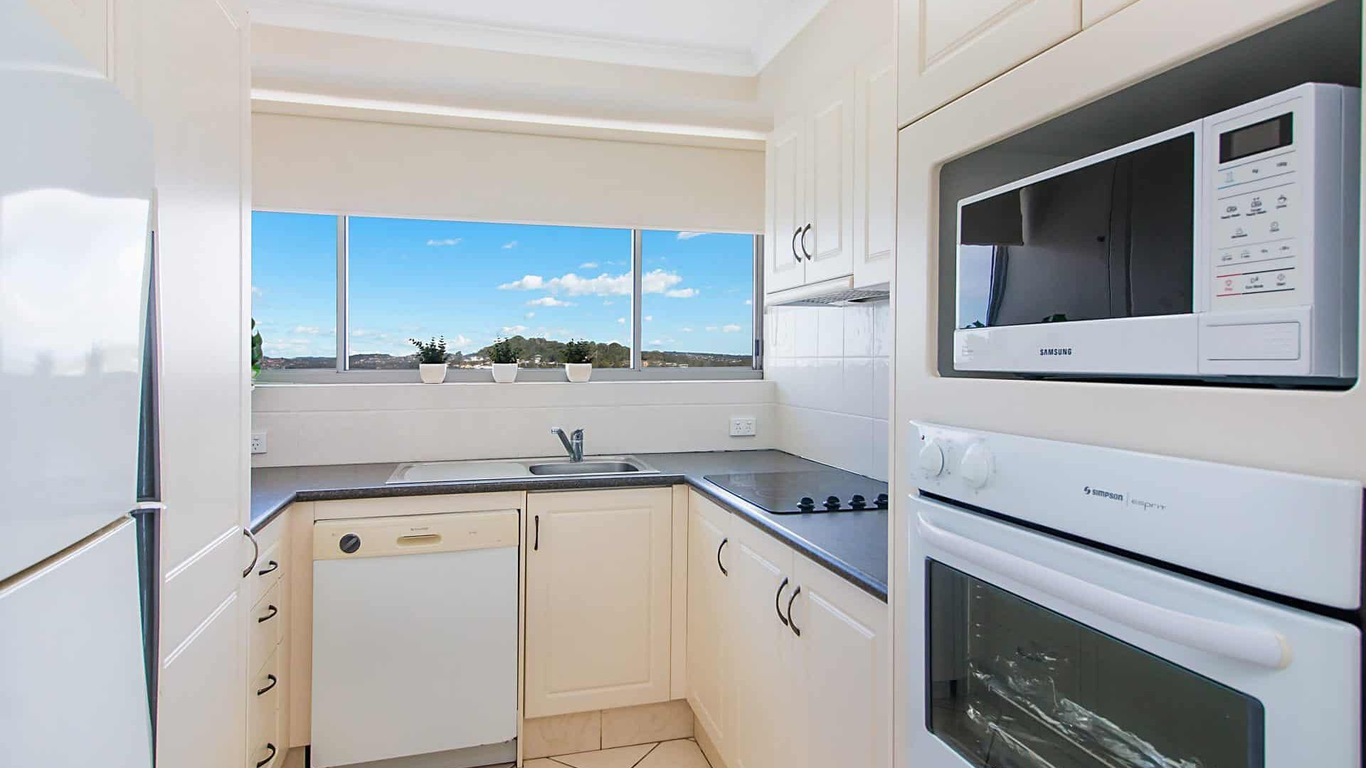 Ocean Plaza 1466 - Coolangatta Beachfront - Min. 3 Night Stays! — image 7