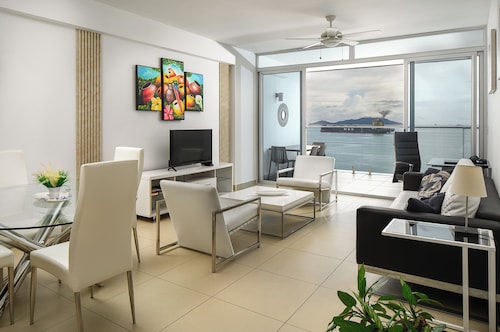 PANAMA CANAL & PANAMA CITY - FULL OCEANFRONT APARTMENT